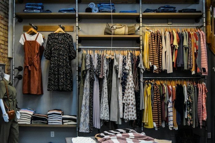 Ropa colgada en una tienda de moda del nivel 2 de Maransuá